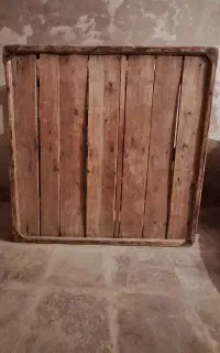 کرسی قدیمی بزرگ.دارای شبکه محکم در وسط.کف