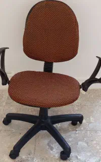 صندلی میز مطالعه و کامپیوتر