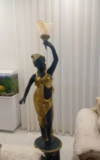 مجسمه کنار سالنی قلع و سرب بسیار زیبا