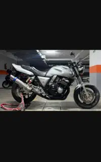سی بی ۴۰۰ نقره‌ای