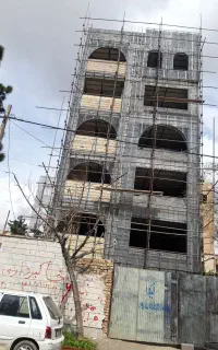 کارگر سنگ کاری ساختمان