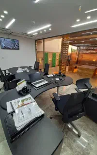 منشی خانم و فروشنده خانم