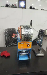 آب انار گیری وپک لیوان