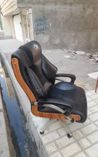 صندلی تمیزکمی نیازبه تعمیرداره