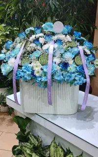 گل ارایی باکس و دسته گل طبیعی