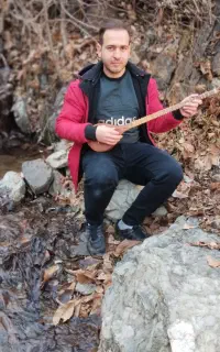 نوازنده سه تار برای غافلگیری تولد