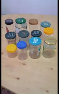تعدادی شیشه وبانکه ماست فروشی هست
