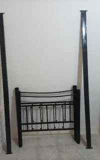 تخت فلزی با کفی چوبی