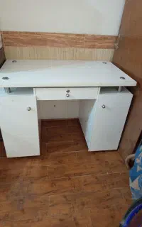 میز اداری و کامپیوتر
