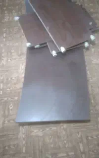 میزجلوی کنفرانس وچندتاتکه ام دی اف بریده شده .