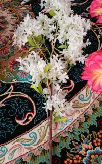 سه شاخه گل و یک شاخه شکوفه
