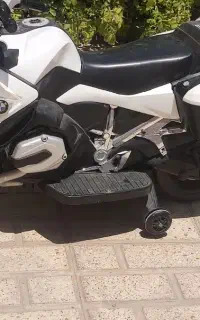 یک عدد ماشین شارژی و یک عدد موتور شارژی