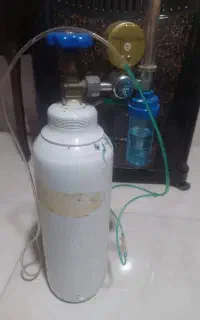 تخت بیمارستانی و کپسول اکسیژن