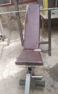 دستگاه بدنسازی همراه با وزنه
