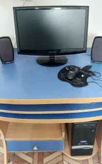 کامپیوتر تمیز و قیمت مناسب با میز