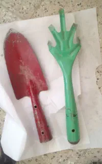 تعدادی وسایل باغبانی و بنایی