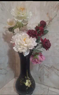 گلدان و گل مصنوعی