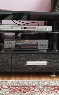 میز تلویزیون شیشه ای در حد نو