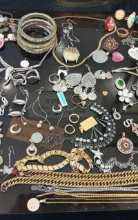 بدلیجات قدیمی وعروسک همشون یجایی ۳ملیون