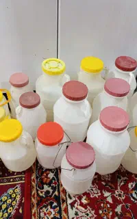 تعدادی بشکه برای ترشی و لبنیات