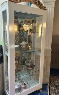 بوفه سفید تاج دار کاملا سالم