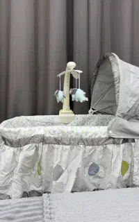 گهواره نوزاد کنار تخت مادر