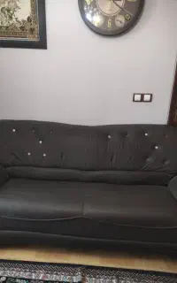 مبل چرم ۷نفره با میز وعسلی هاکارکرده در حد نو