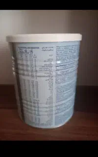 تعدادی قوطی شیر خشک