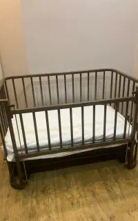 تخت کنار مادر
