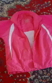 تعدادی لباس ویک کوله‌پشتی بچه گانه