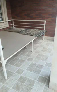 تخت فلزی