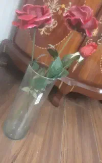 گلدان با سه شاخه گل