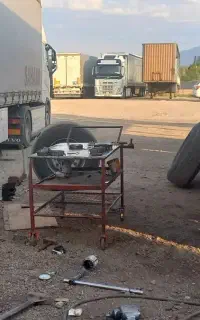شاگرد در آهنگری ماشین سنگین