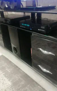 زیر تلویزیونی شیشه ای ترک