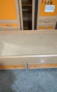 تخت و میز تحریر