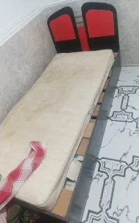 یک عدد تخت و تشک