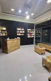 همکار خانم در کافی نت کتاب