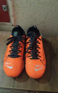 کتونی ورزش و دستکش فوتبال