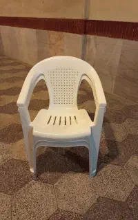 صندلی پلاستیکی و تابلو سالم و تمیز