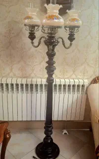 آباژور ایستاده