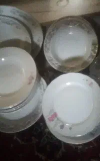 مقداری ظرف چینی