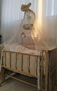 تخت کنار مادری نوزاد گهواره