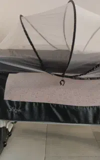 تخت کنار مادر