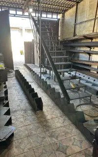 طراحی و ساخت پله فلزی مدرن