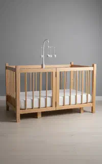 فروش تخت نوزاد تمام چوب کنار مادر