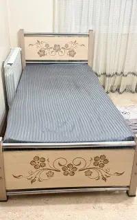 تخت چوبی