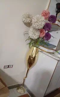 گل همراه با گلدان