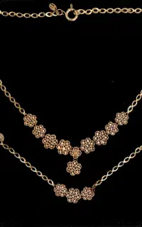 سرویس طلا حدود ۱۳گرم و پلاک زنجیر حدود۷گرم