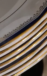 ۱۰ عدد بشقاب بزرگ قاجاری اصل روس و یک سس خوری