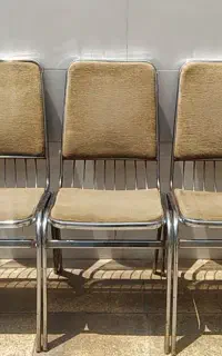 ۲ عدد صندلی  کاملا سالم به فروش میرسد.